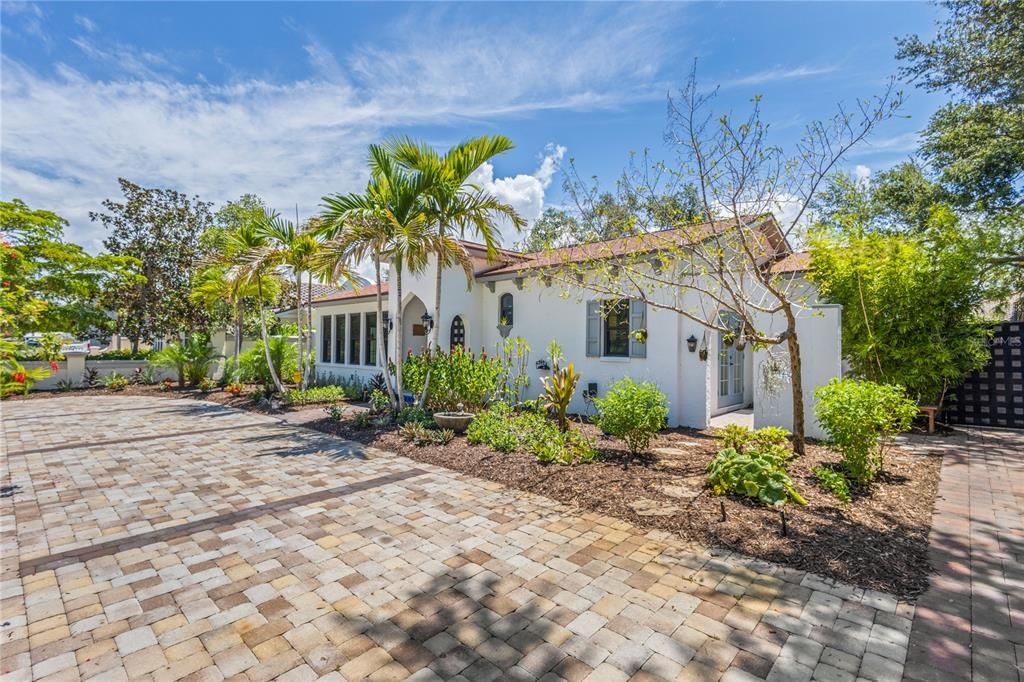 For Sale: $1,300,000 (3 beds, 2 baths, 1938 Square Feet)