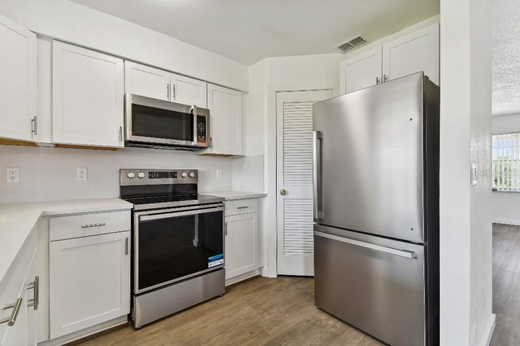 For Sale: $189,900 (2 beds, 2 baths, 831 Square Feet)