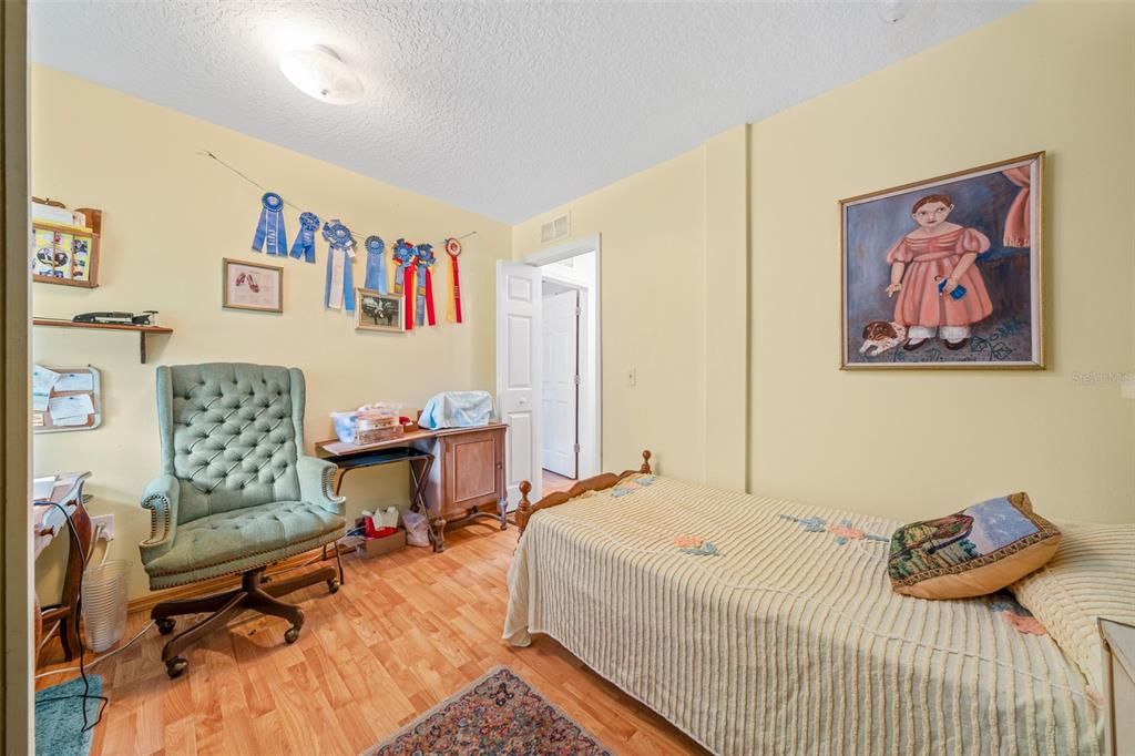 For Sale: $350,000 (2 beds, 1 baths, 837 Square Feet)