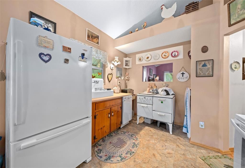 For Sale: $350,000 (2 beds, 1 baths, 837 Square Feet)