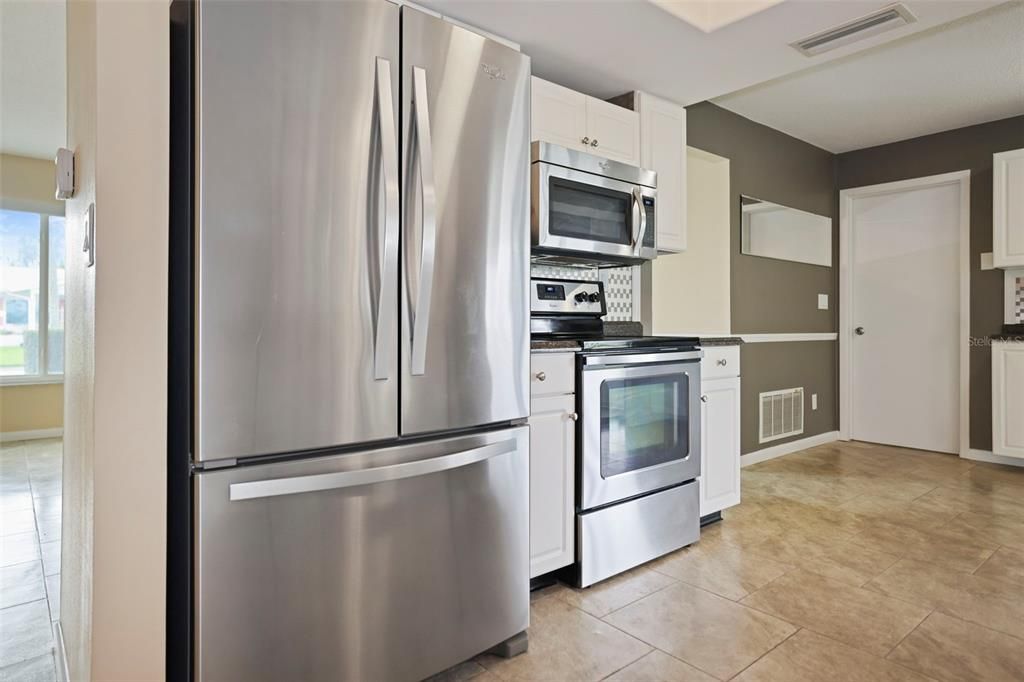 For Sale: $279,900 (2 beds, 2 baths, 1246 Square Feet)