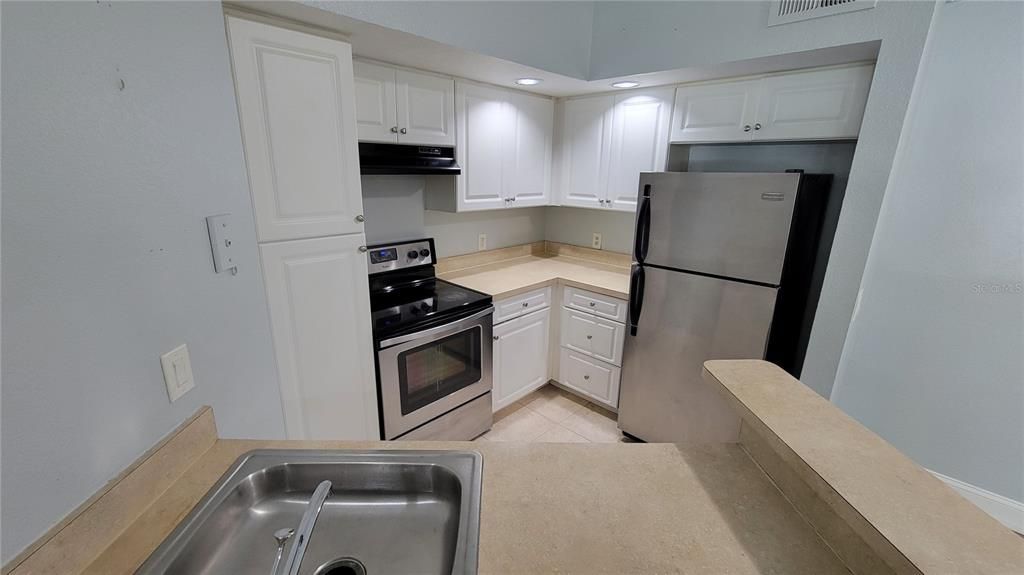 For Rent: $1,355 (1 beds, 1 baths, 735 Square Feet)