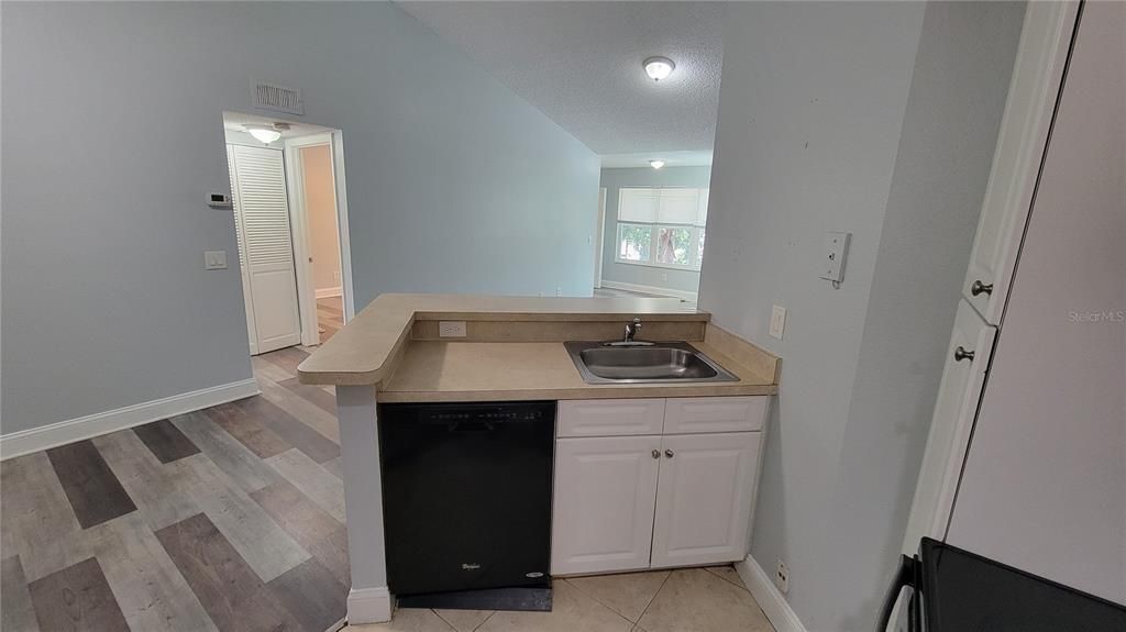 For Rent: $1,355 (1 beds, 1 baths, 735 Square Feet)