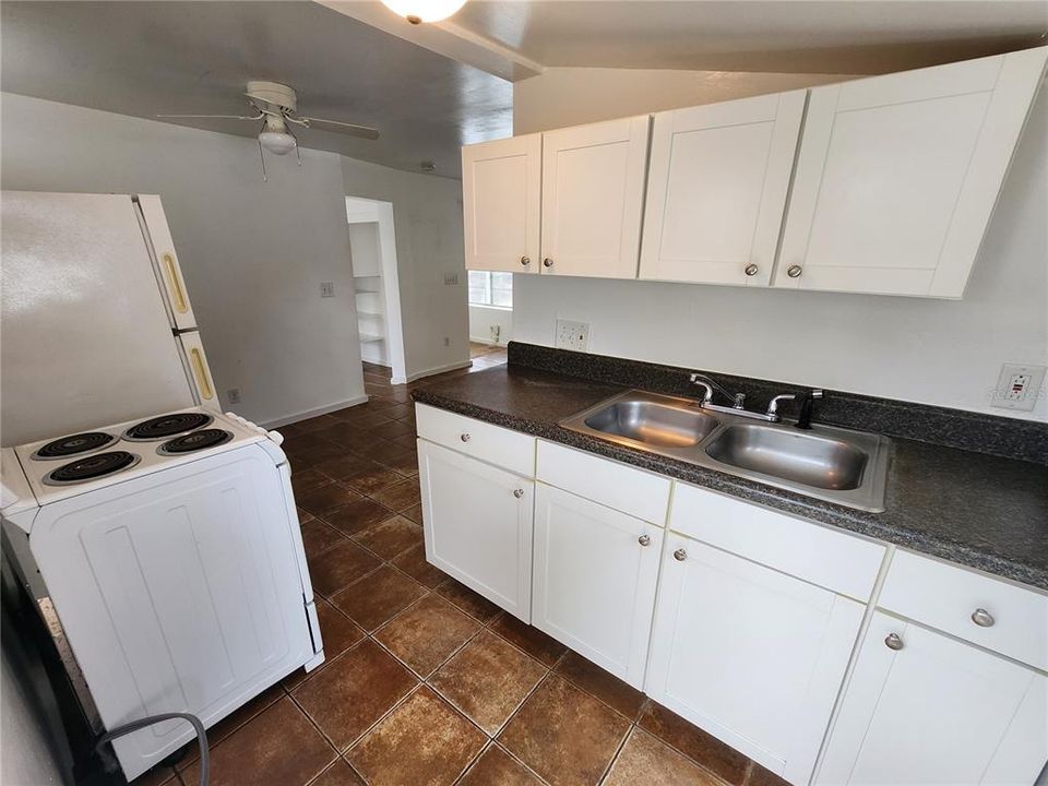 For Rent: $1,100 (1 beds, 1 baths, 380 Square Feet)