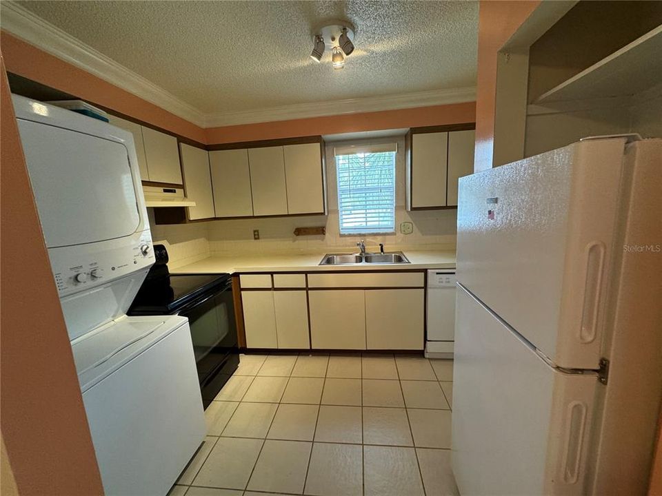 Active With Contract: $89,900 (1 beds, 1 baths, 672 Square Feet)