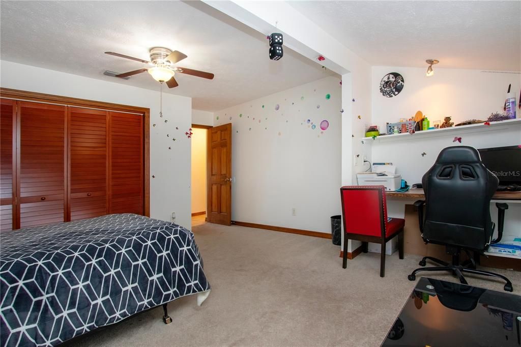 Built-in desk in the 3rd bedroom