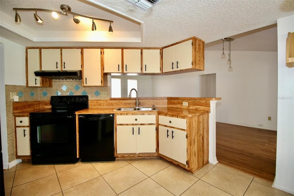 For Sale: $289,900 (3 beds, 2 baths, 1504 Square Feet)