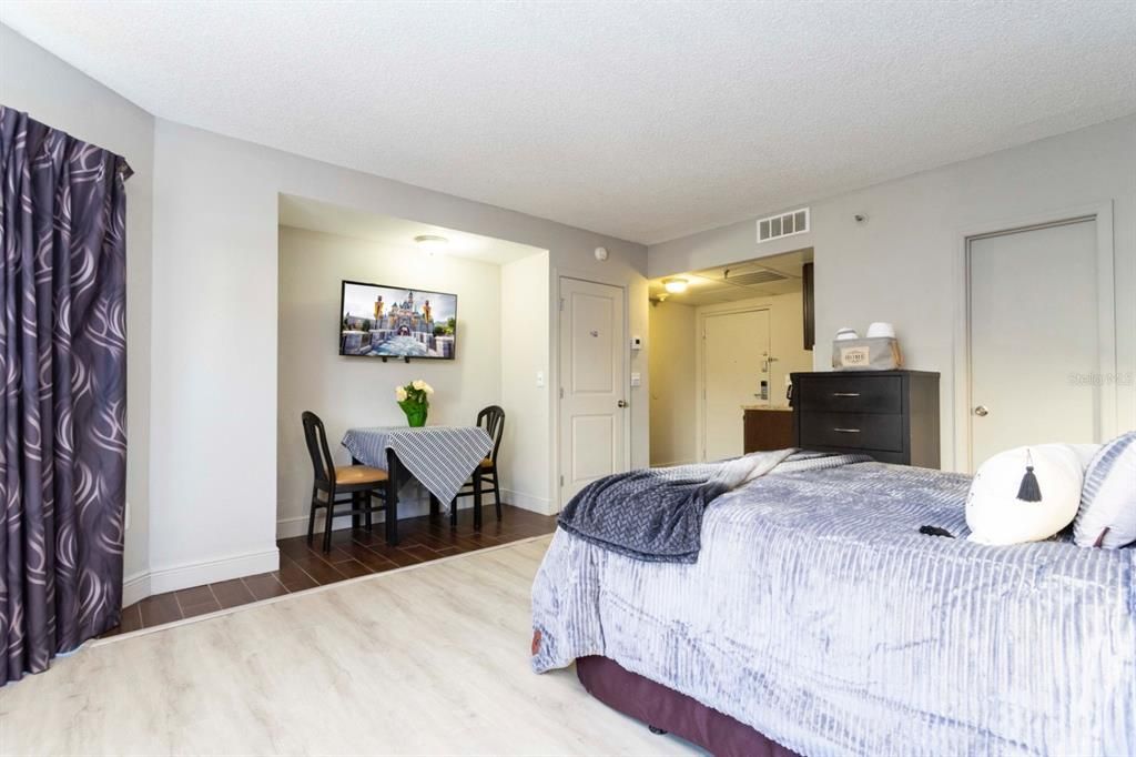 For Sale: $165,000 (1 beds, 1 baths, 408 Square Feet)