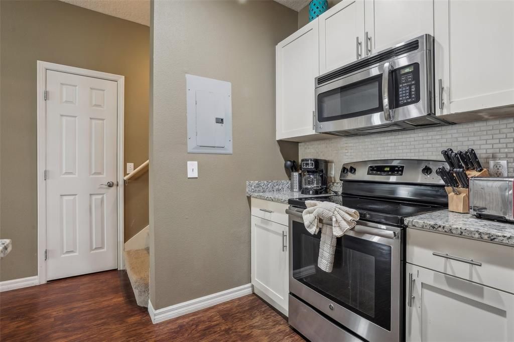 Active With Contract: $309,900 (3 beds, 2 baths, 1300 Square Feet)