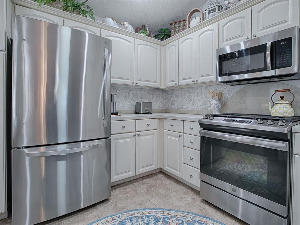 NEWER STAINLESS APPLIANCES