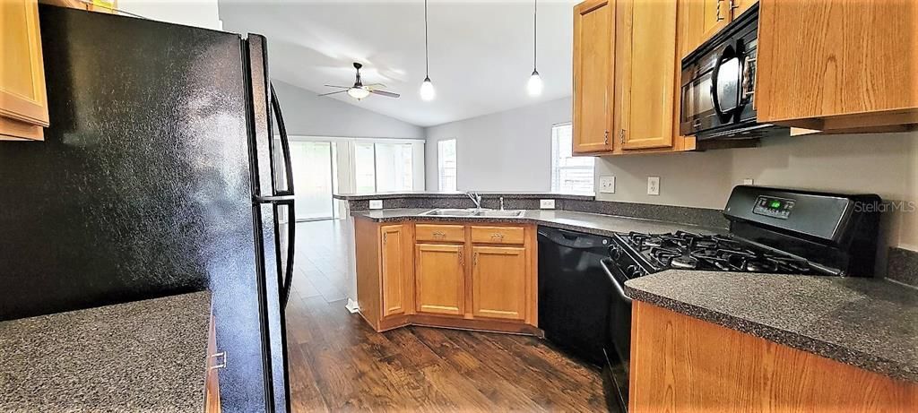 For Rent: $2,300 (3 beds, 2 baths, 1696 Square Feet)