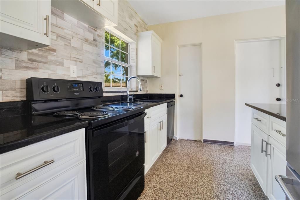 Active With Contract: $2,150 (3 beds, 2 baths, 1280 Square Feet)