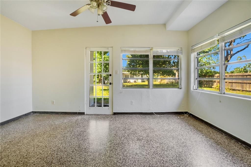 Active With Contract: $2,150 (3 beds, 2 baths, 1280 Square Feet)