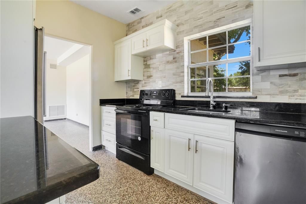 Active With Contract: $2,150 (3 beds, 2 baths, 1280 Square Feet)