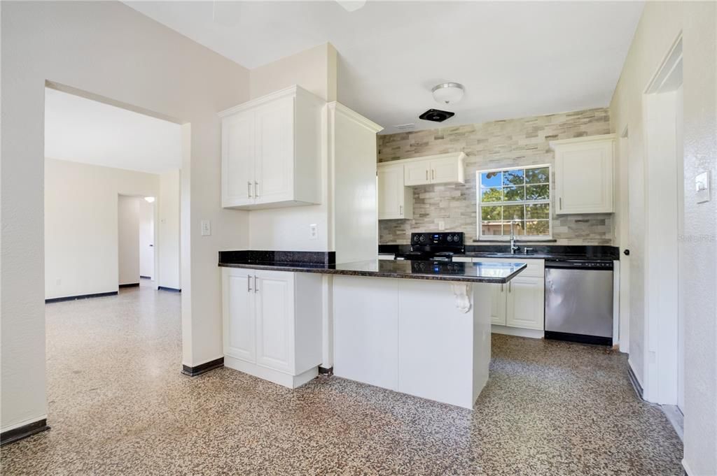 Active With Contract: $2,150 (3 beds, 2 baths, 1280 Square Feet)