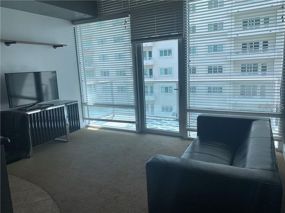Active With Contract: $1,595 (1 beds, 1 baths, 644 Square Feet)