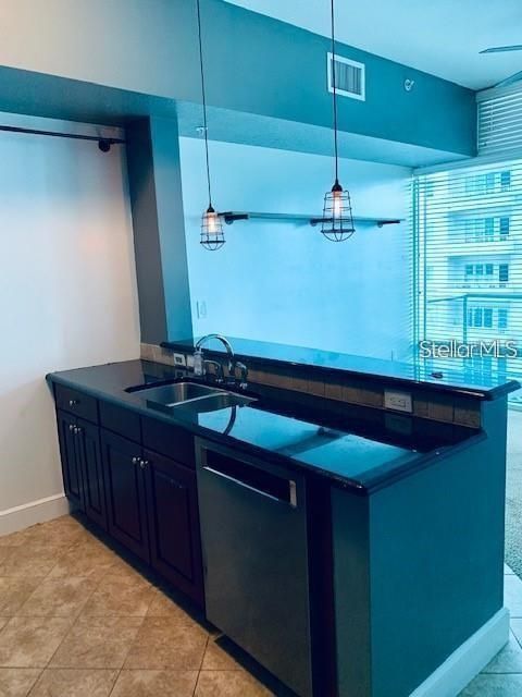 Active With Contract: $1,595 (1 beds, 1 baths, 644 Square Feet)