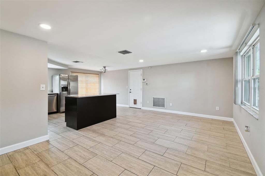 For Sale: $234,900 (2 beds, 2 baths, 848 Square Feet)