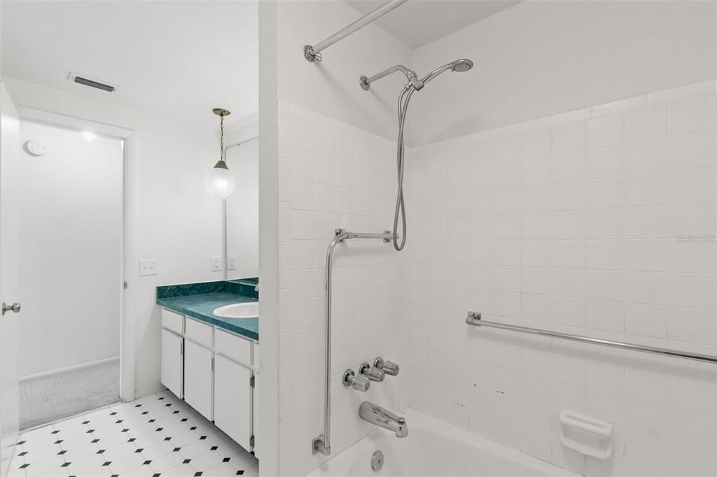 Active With Contract: $229,000 (2 beds, 1 baths, 1320 Square Feet)