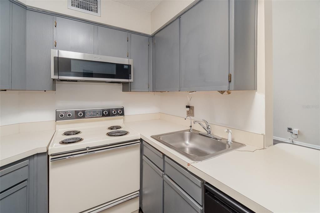 For Sale: $190,000 (2 beds, 2 baths, 820 Square Feet)