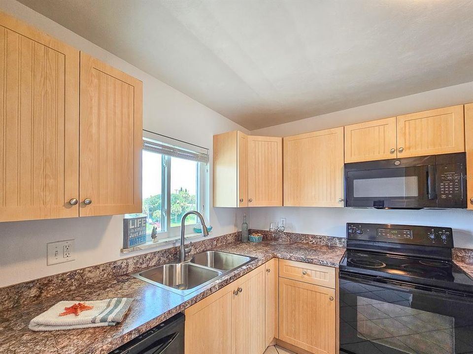 For Sale: $285,000 (2 beds, 2 baths, 1229 Square Feet)