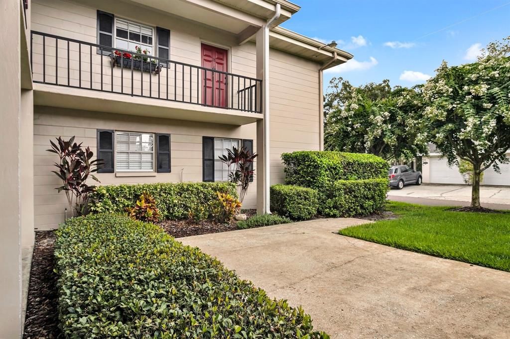 Active With Contract: $269,000 (2 beds, 1 baths, 899 Square Feet)