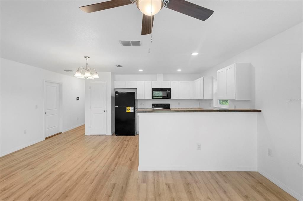 Active With Contract: $269,900 (3 beds, 2 baths, 1137 Square Feet)