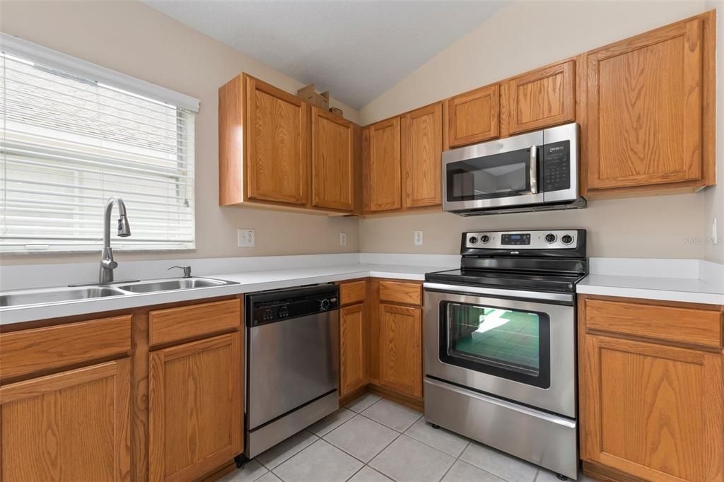 For Rent: $2,495 (4 beds, 2 baths, 1956 Square Feet)