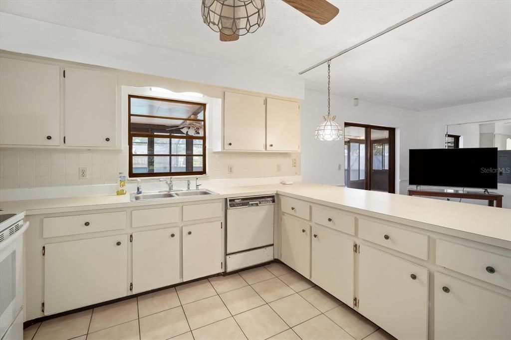For Sale: $325,000 (3 beds, 2 baths, 1541 Square Feet)