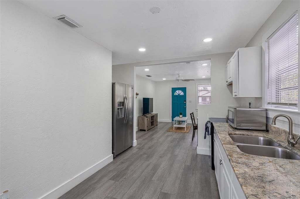 For Sale: $420,000 (2 beds, 1 baths, 677 Square Feet)