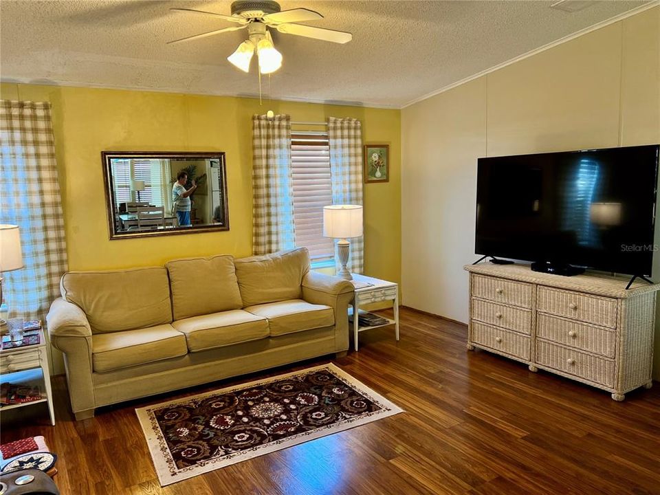 For Sale: $195,000 (3 beds, 2 baths, 1296 Square Feet)