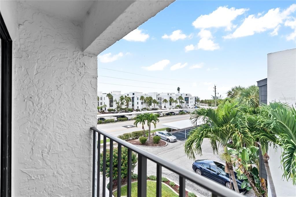 Active With Contract: $499,000 (2 beds, 2 baths, 1327 Square Feet)