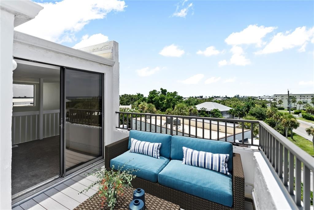 Active With Contract: $499,000 (2 beds, 2 baths, 1327 Square Feet)