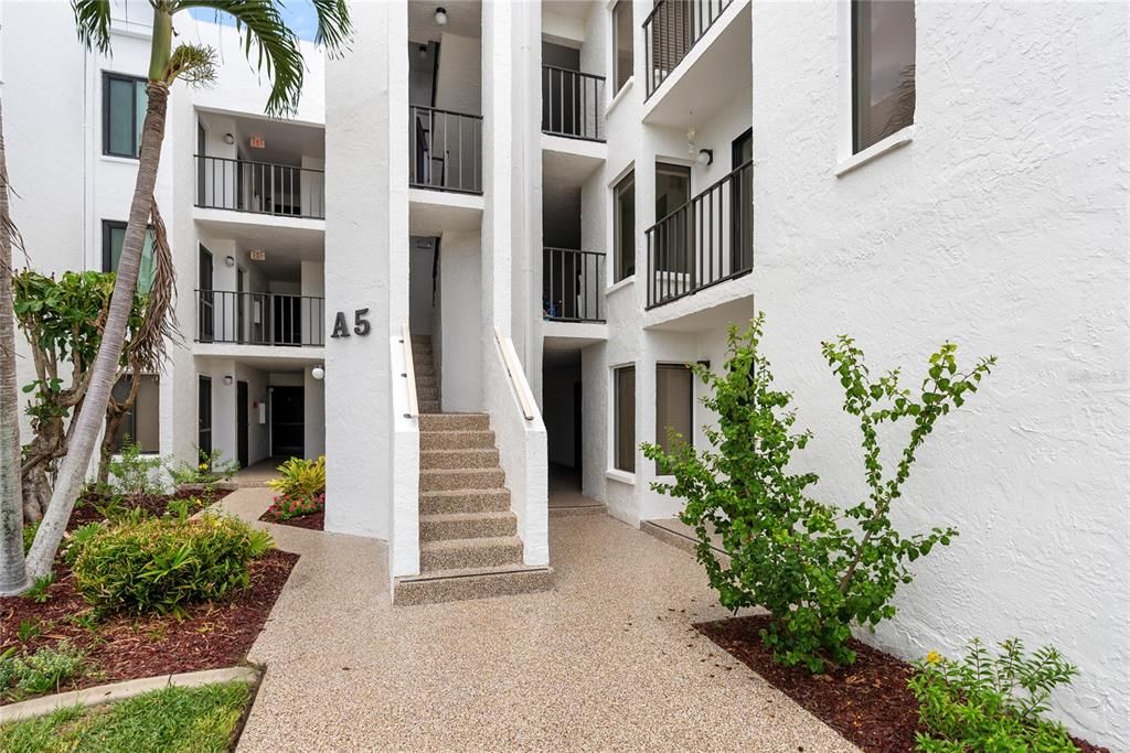 Active With Contract: $499,000 (2 beds, 2 baths, 1327 Square Feet)