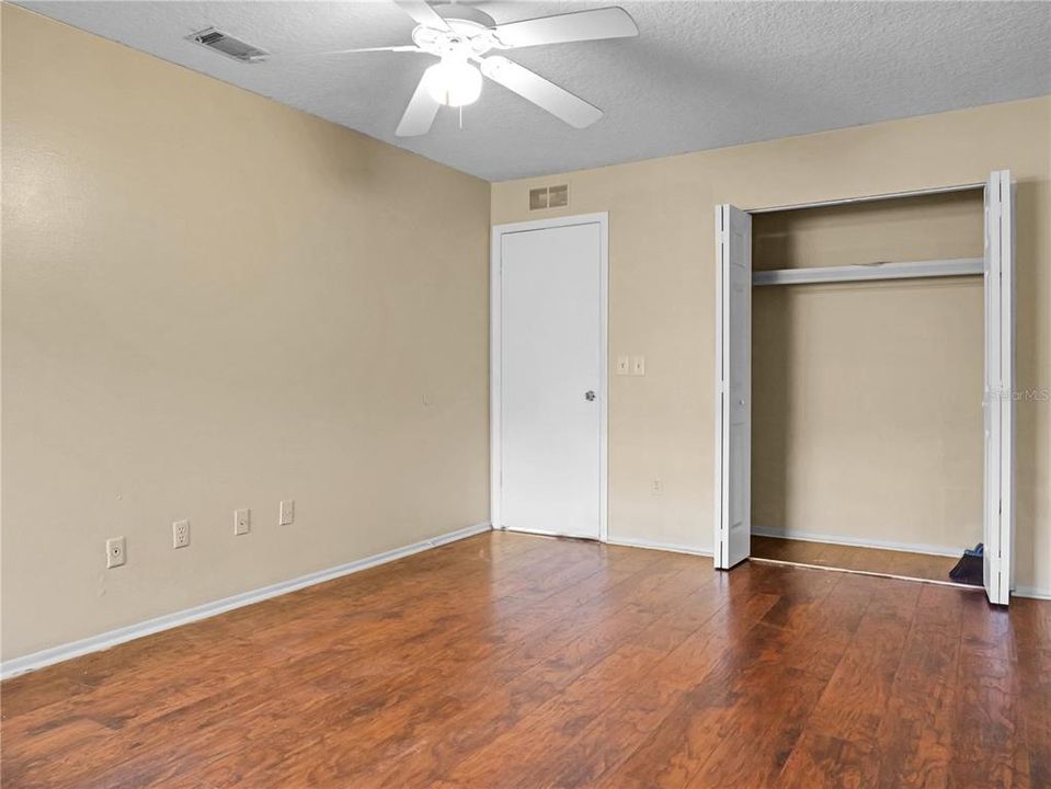 For Sale: $244,900 (2 beds, 1 baths, 922 Square Feet)