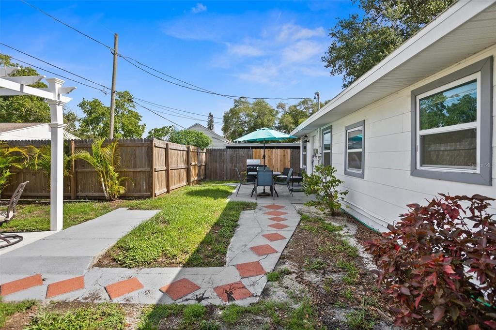 For Sale: $399,900 (3 beds, 2 baths, 1276 Square Feet)