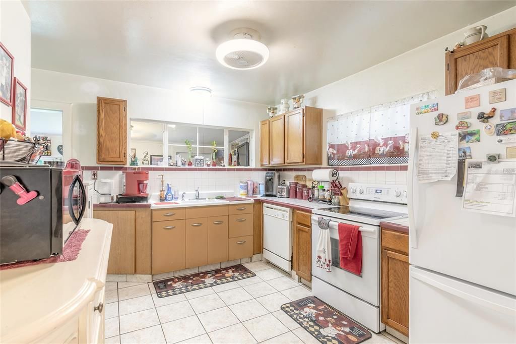 For Sale: $249,000 (2 beds, 1 baths, 1036 Square Feet)