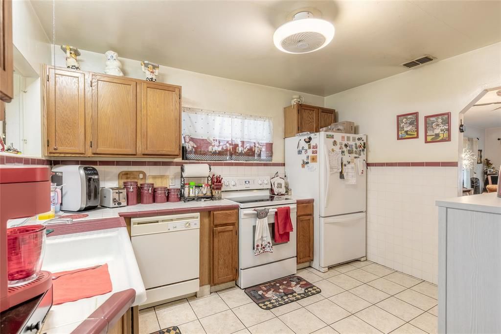 For Sale: $249,000 (2 beds, 1 baths, 1036 Square Feet)