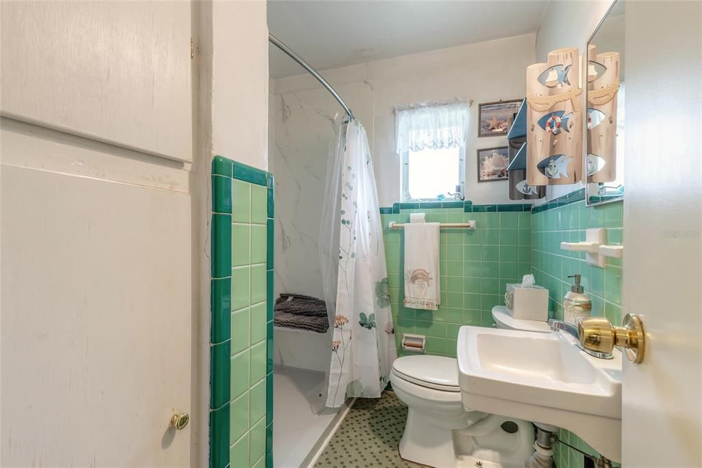 For Sale: $249,000 (2 beds, 1 baths, 1036 Square Feet)