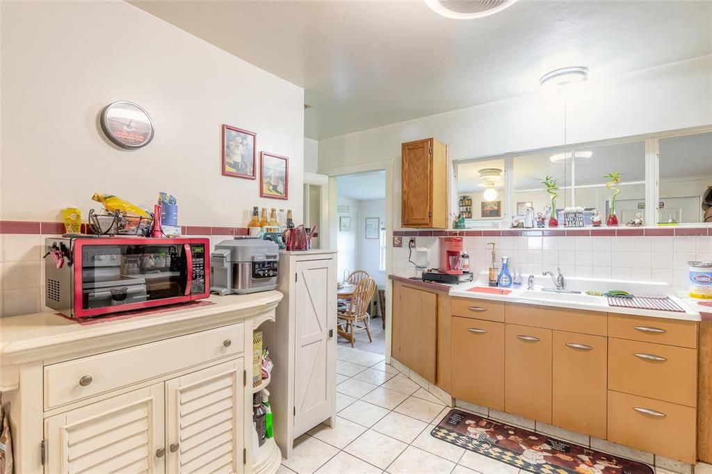 For Sale: $249,000 (2 beds, 1 baths, 1036 Square Feet)