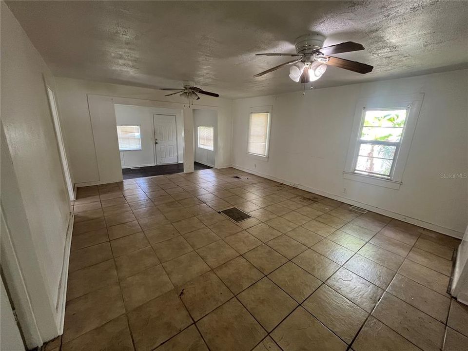 For Sale: $174,000 (2 beds, 1 baths, 780 Square Feet)