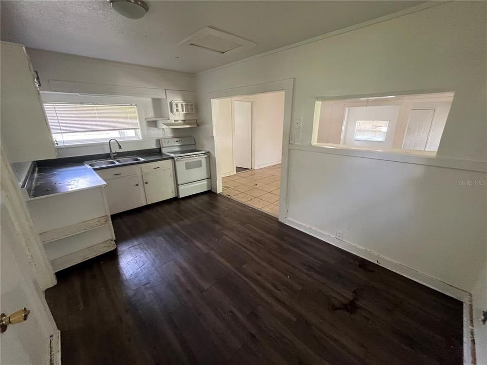 For Sale: $174,000 (2 beds, 1 baths, 780 Square Feet)