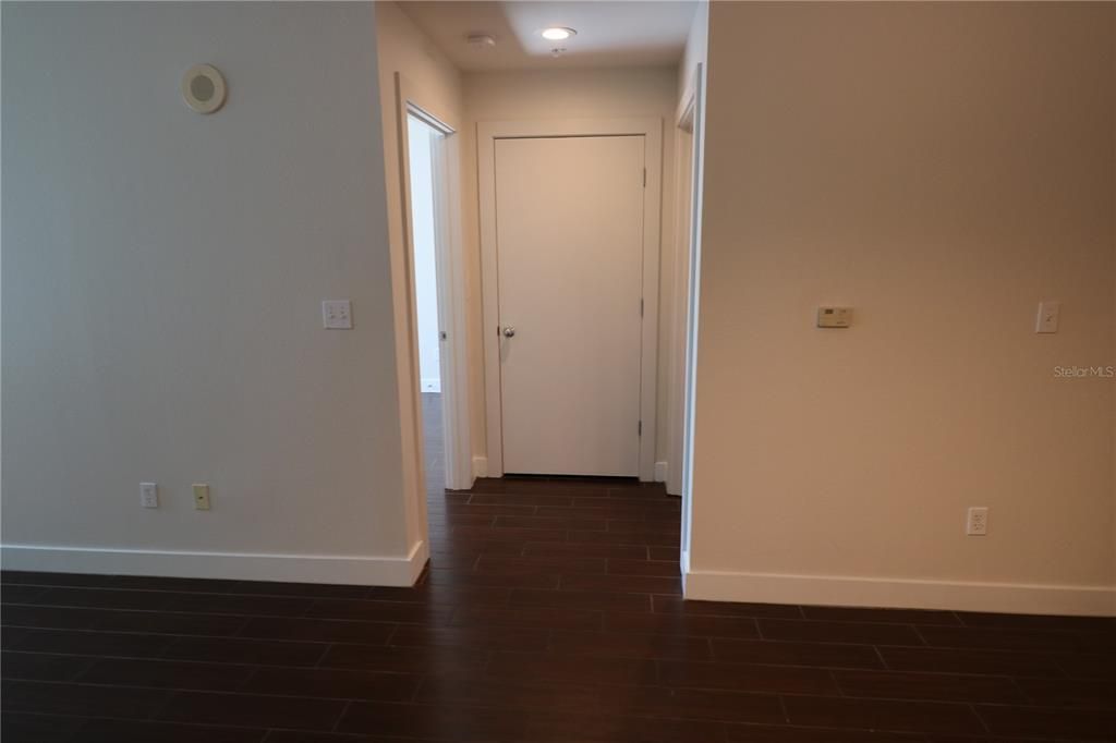 For Rent: $2,400 (2 beds, 1 baths, 1033 Square Feet)