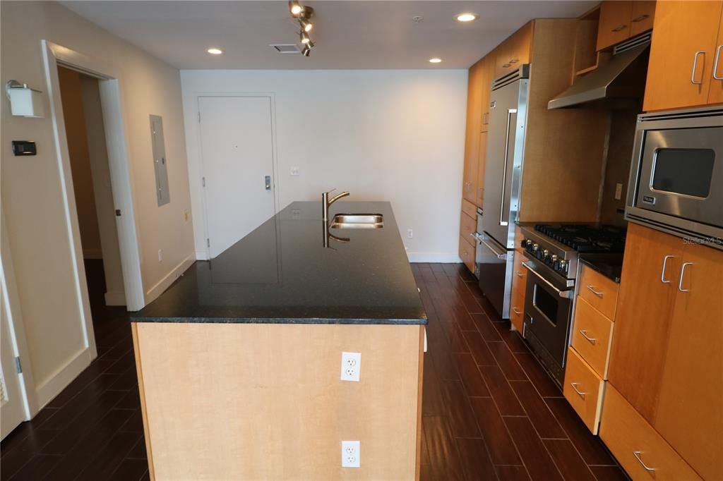 For Rent: $2,400 (2 beds, 1 baths, 1033 Square Feet)