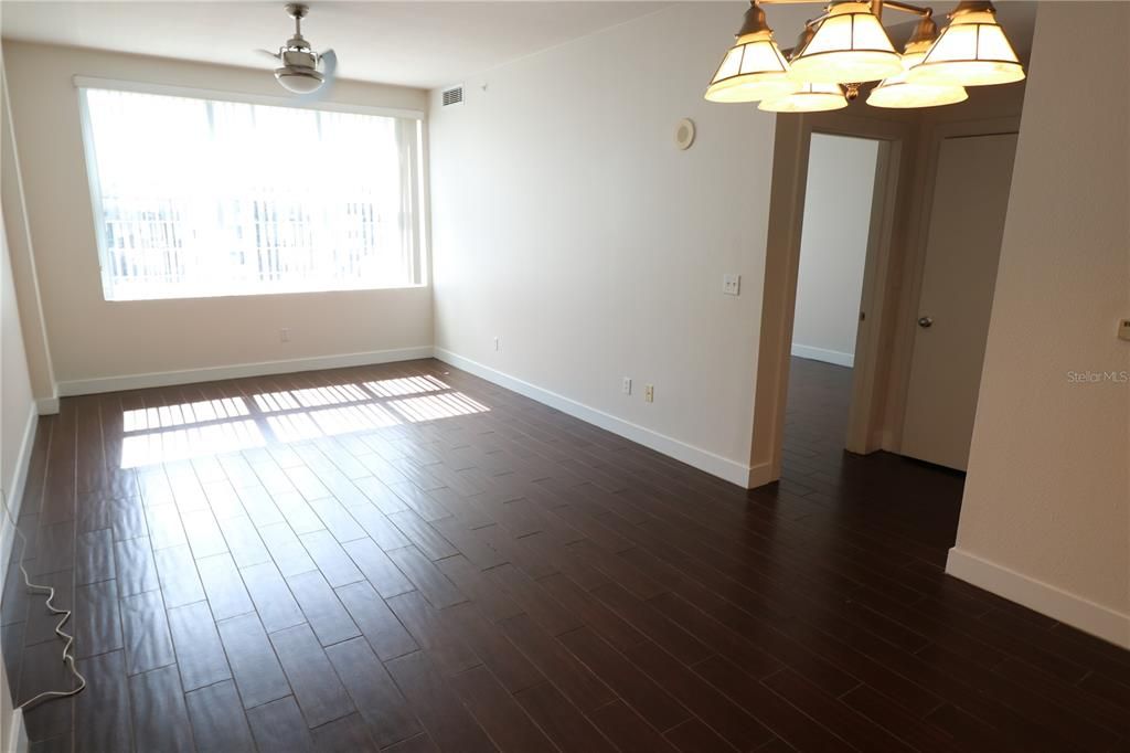 For Rent: $2,400 (2 beds, 1 baths, 1033 Square Feet)
