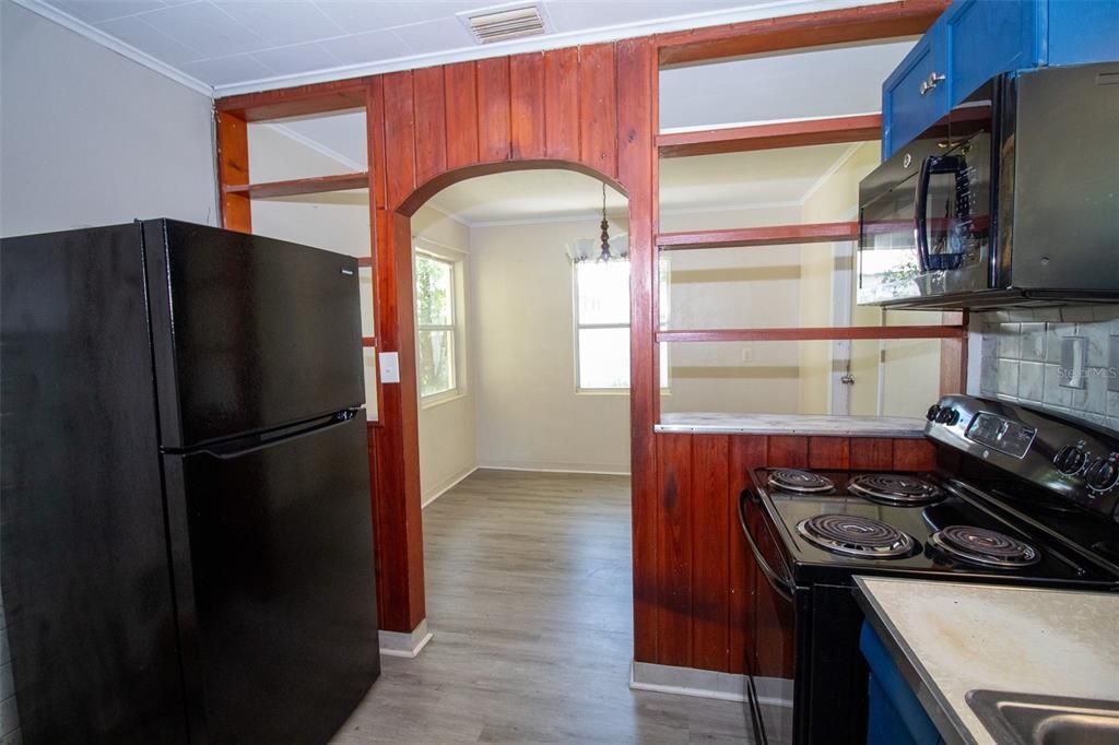 For Sale: $219,000 (2 beds, 1 baths, 942 Square Feet)