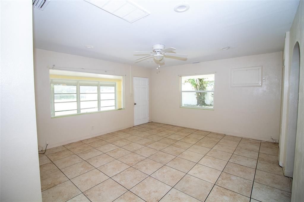 For Sale: $219,000 (2 beds, 1 baths, 942 Square Feet)