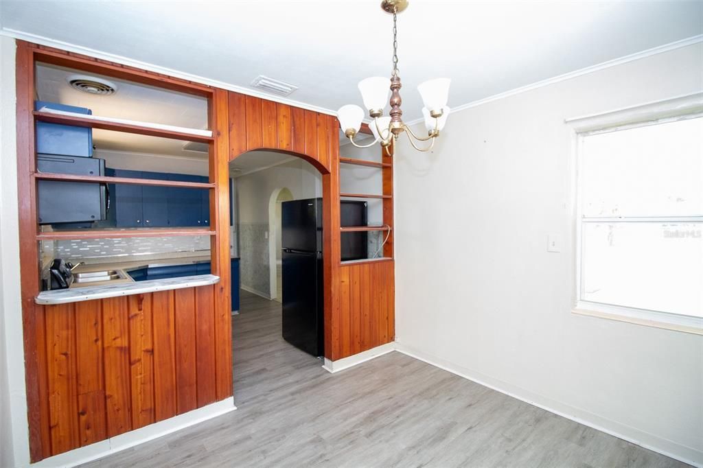 For Sale: $219,000 (2 beds, 1 baths, 942 Square Feet)