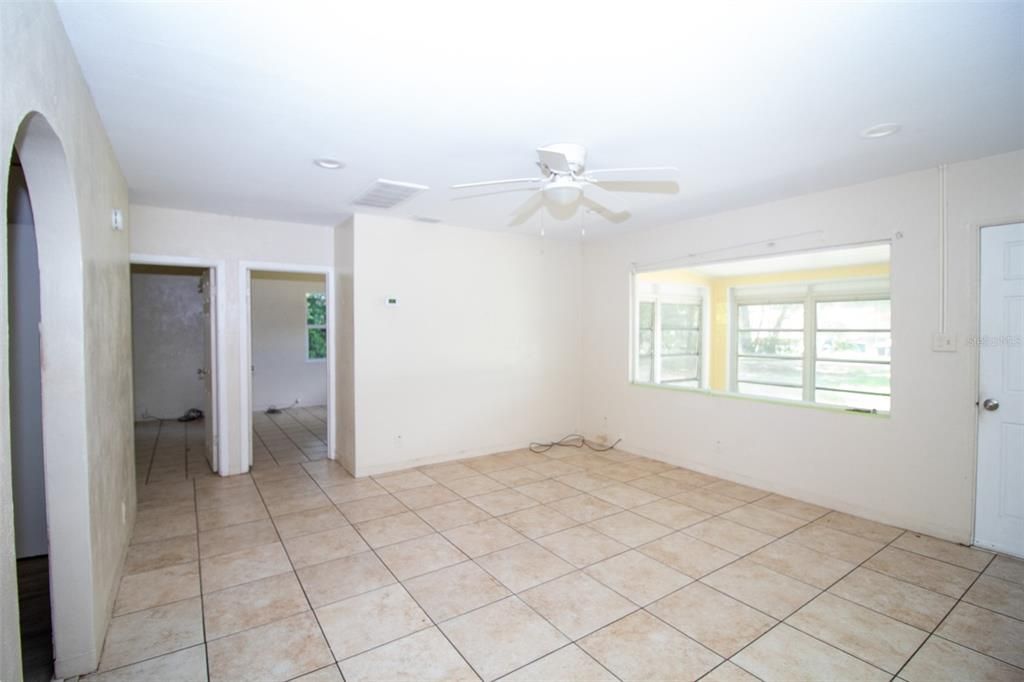 For Sale: $219,000 (2 beds, 1 baths, 942 Square Feet)