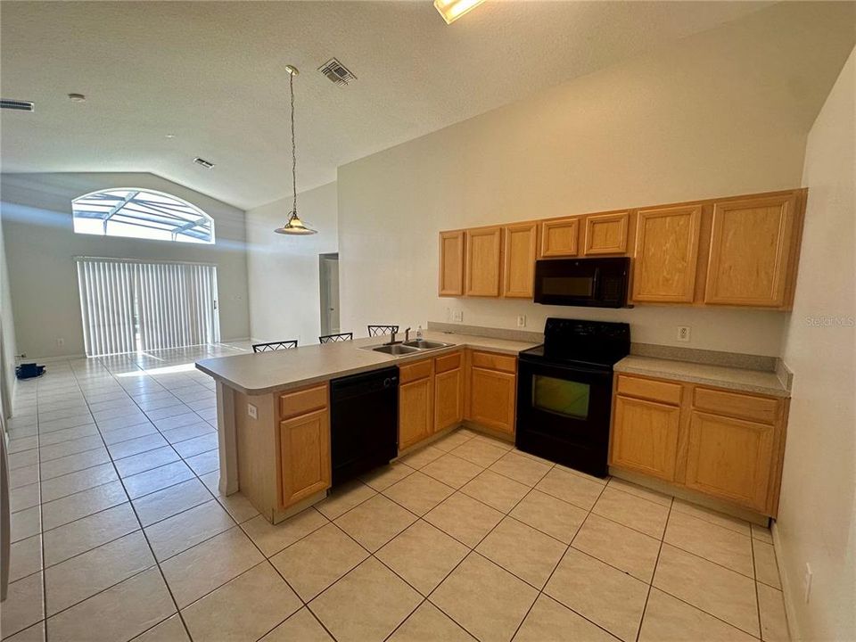 For Rent: $2,500 (4 beds, 3 baths, 1940 Square Feet)